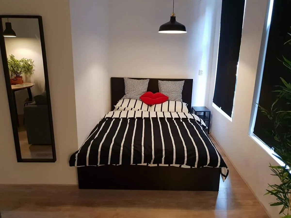רוטרדם Recharge Hostel